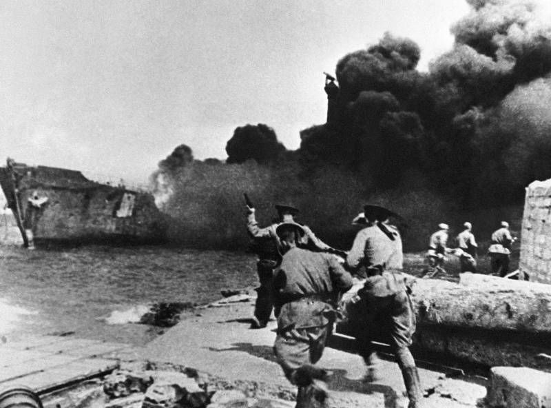 9 мая 1944 года от немецко-фашистских захватчиков освобождён легендарный город русской воинской славы - Севастополь