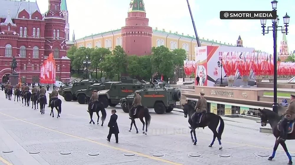Конный расчёт в ожидании начала парада Победы на Красной площади в Москве