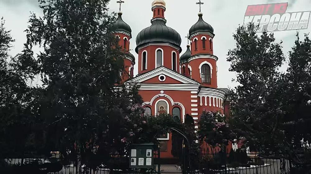 Енот из Херсона: Сегодня жители Генической Горки Херсонской области, собрались у монумента памяти героям Великой Отечественной войны