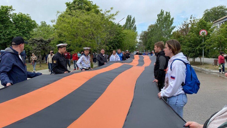 В Геническе развернули 84-метровую Георгиевскую ленту, объехавшую все Левобережье области