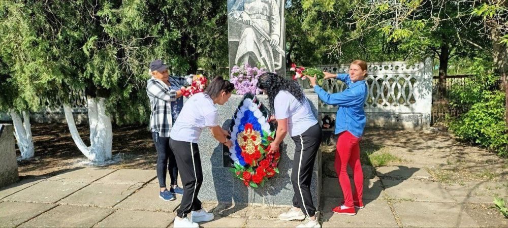 В Коробках возложили венки и провели акцию Георгиевская ленточка