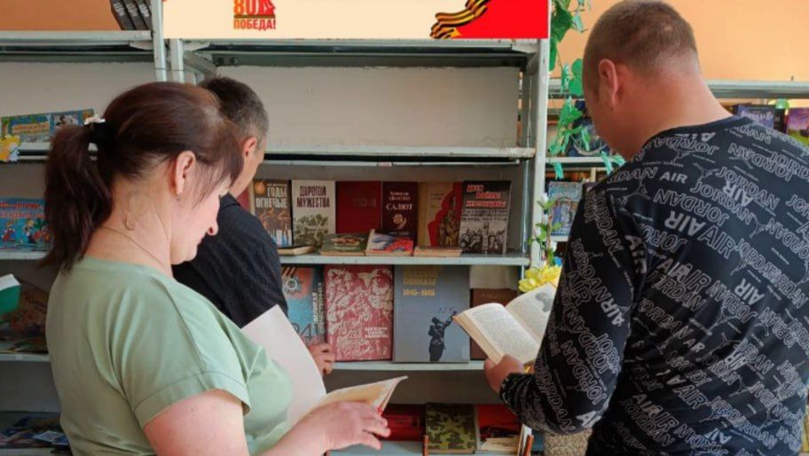 Книжная выставка «Мы помним своих героев» открылась в Горностаевке и селе Ольгино