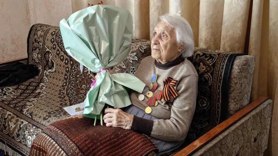 В Херсонской области поздравили с Днем Победы труженицу тыла из Новотроицкого