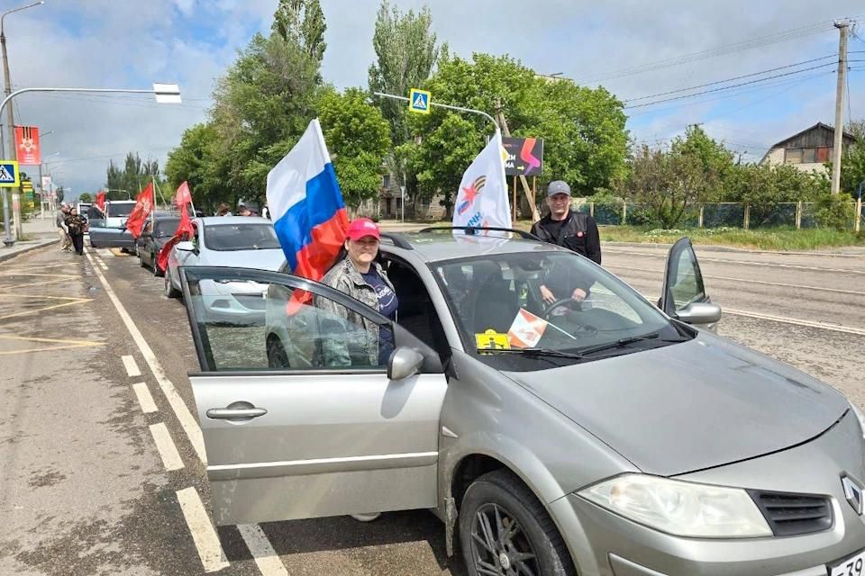 Геническ отметил 80-летие Победы автопробегом с участием ветеранов СВО