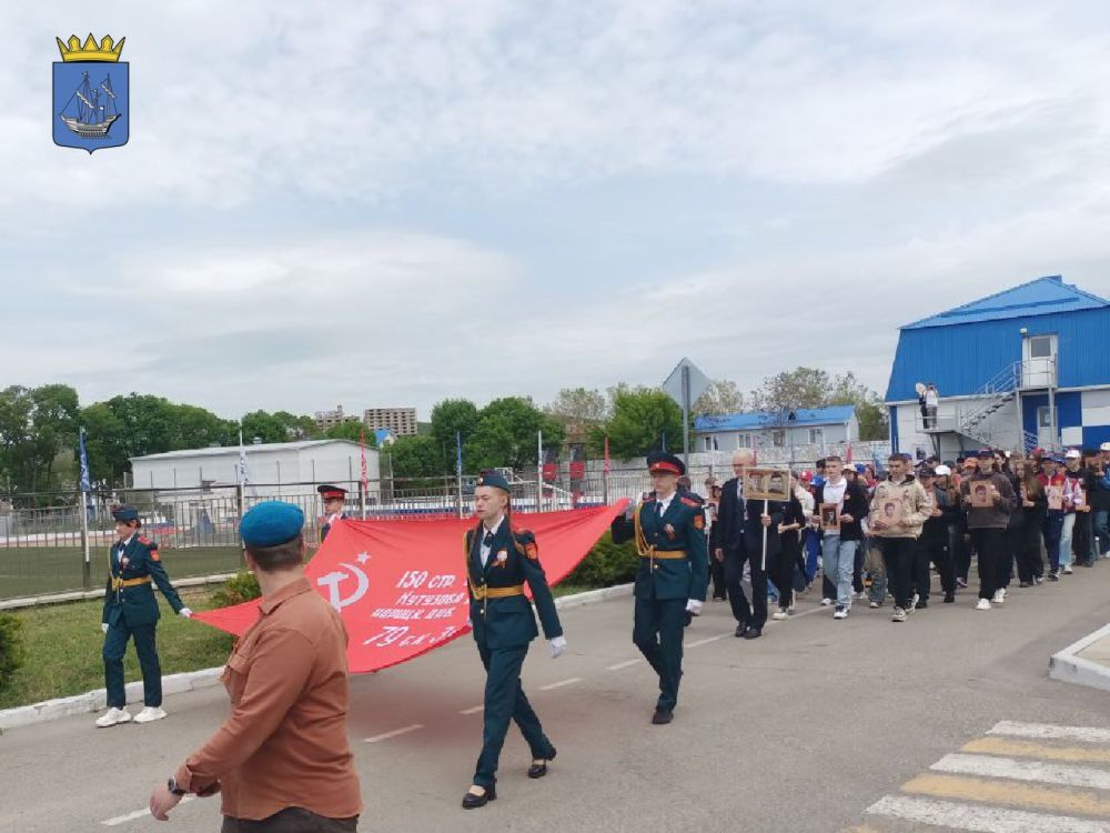 Школьники Алешкинского округа приняли участие в акции "Бессмертный полк" в Анапе