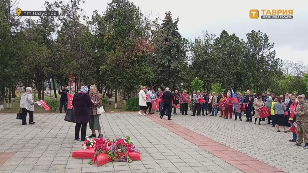 Жители Лазурного пришли к Вечному огню, чтобы почтить память героев Великой Отечественной войны