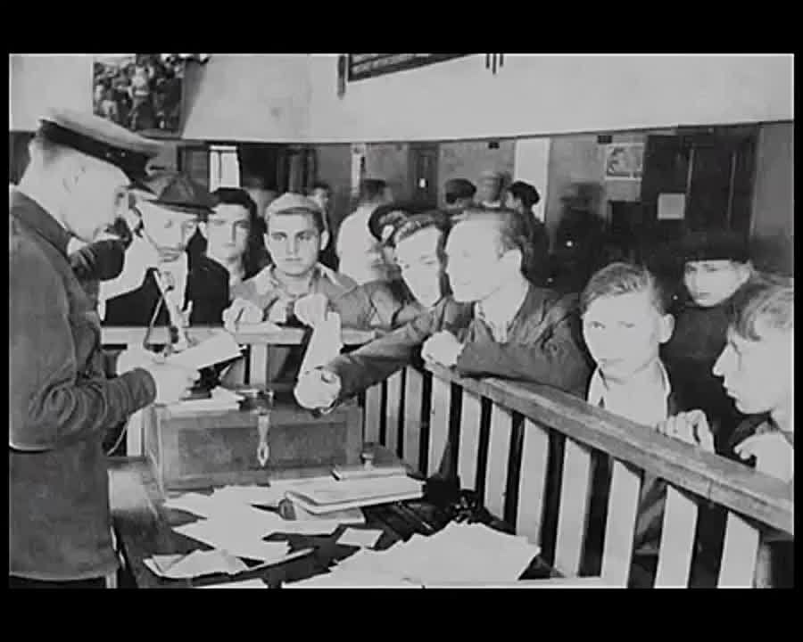 Слушаем песню. Священная война Вставай, страна огромная, Вставай на смертный бой С фашистской силой темною, С проклятою ордой! Пусть ярость благородная Вскипает, как волна, — Идет война народная, Священная война! Как два...