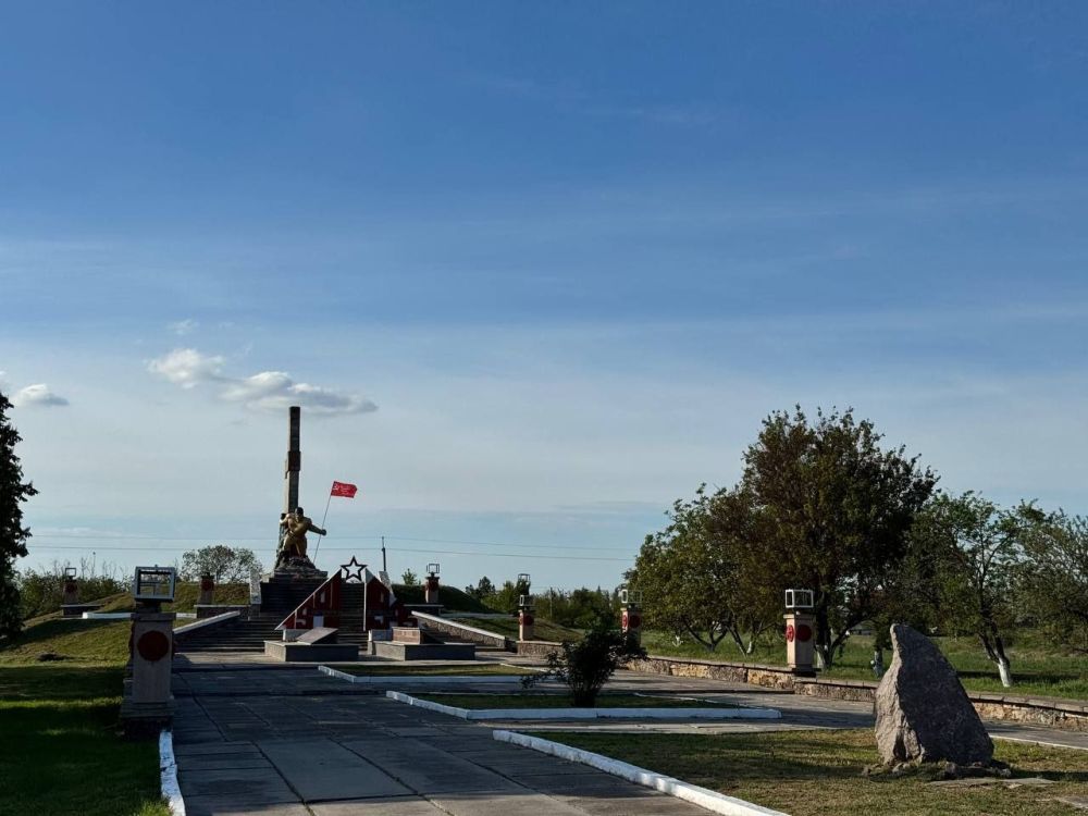 Ко Дню Победы по всей территории Голопристанского округа водрузили Знамя Победы