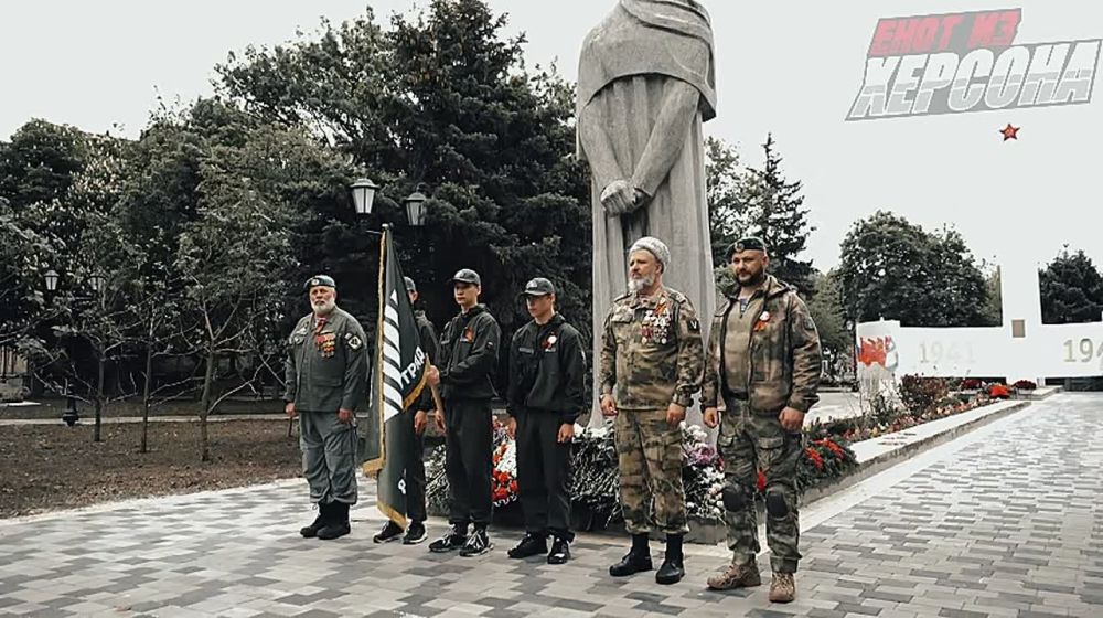 Енот из Херсона: Сегодня у памятника Скорбящей матери и мемориала освободителям города Геническ собрались местные жители и ветераны боевых действий