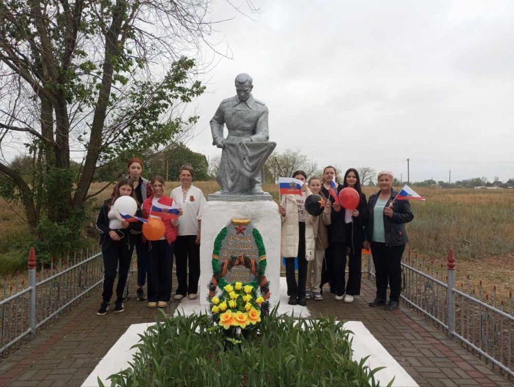 Возложение цветов в селе Благодатное в День Победы