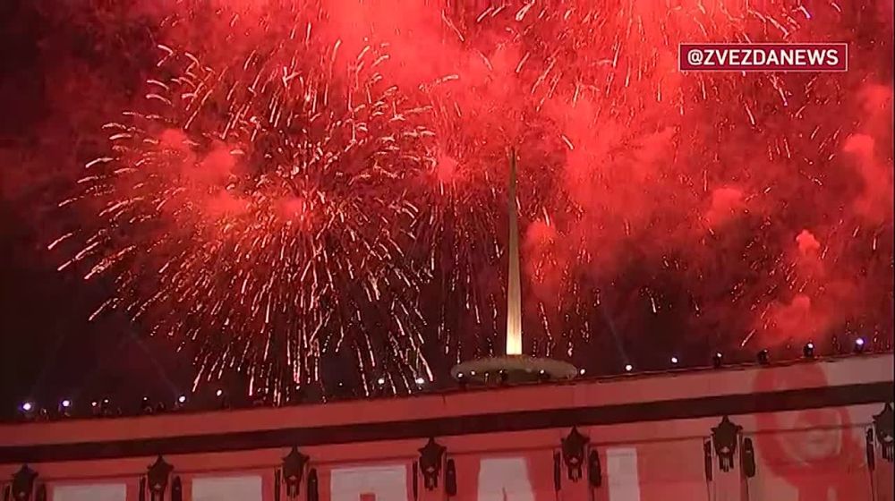 В небе над Москвой расцвели огни салюта в честь 80-й годовщины Победы в Великой Отечественной войне