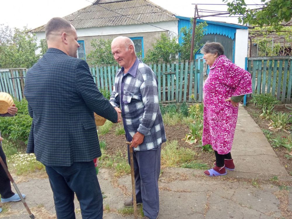 Руслан Кургуров поздравил детей войны в Чаплынском округе с 80-летием Великой Победы