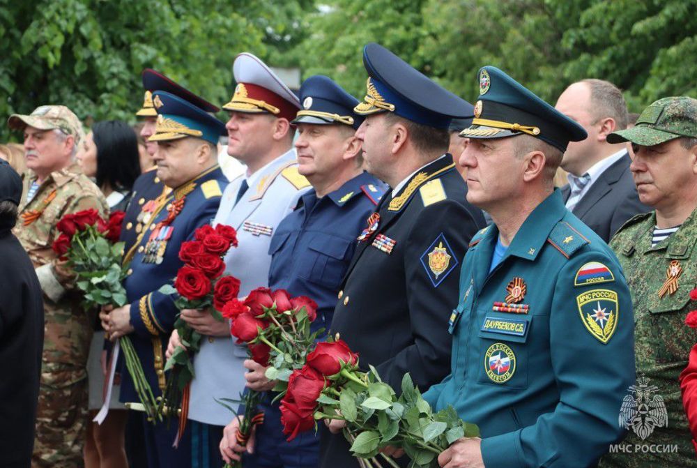 Сотрудники МЧС России возложили цветы к памятнику участникам Великой Отечественной войны