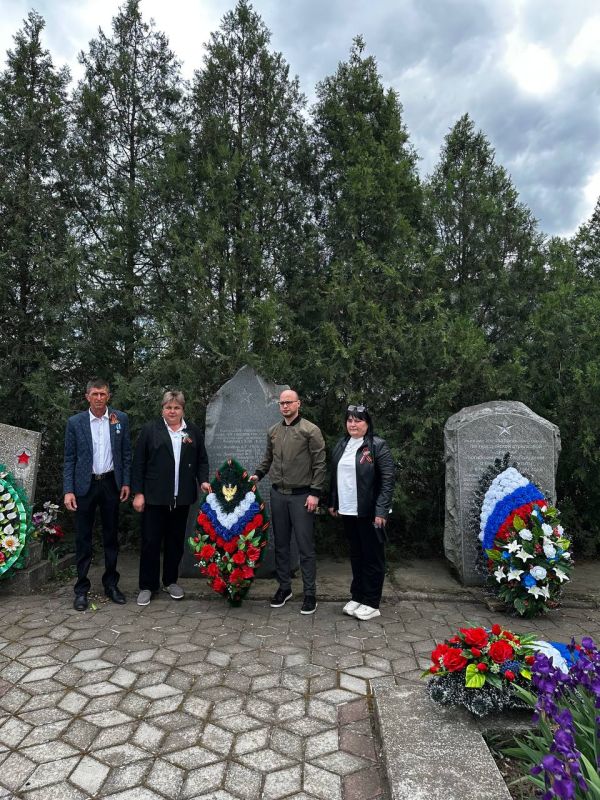 Глава Великолепетихского округа Ольга Барановская совместно с представителями ГУП "Херсонская зерновая компания" почтили память павших воинов и ветеранов Великой Отечественной войны, проживающих на территории округа