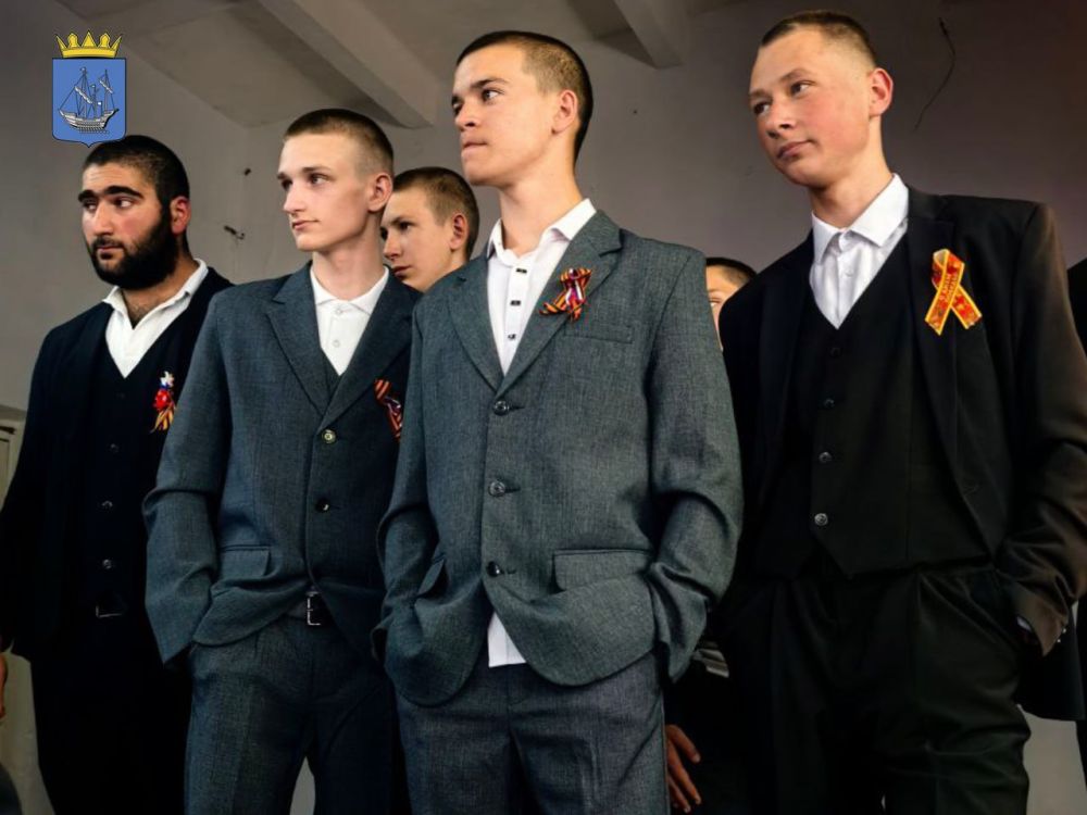 Школьники Алешкинского округа получили новые костюмы для занятий