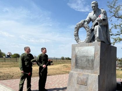 Офицеры СУ СК России по Херсонской области приняли участие в реконструкции и уборке территорий памятных мест региона