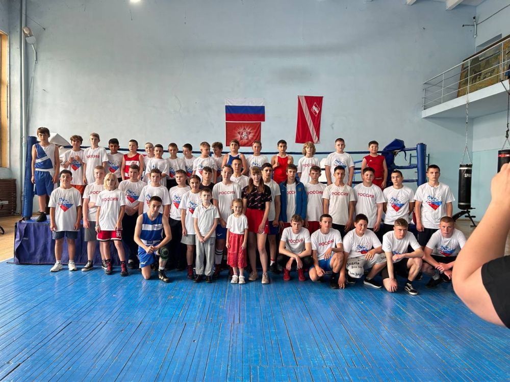 Открытое тренировочное занятие по боксу с элементами боевой практики, приуроченное к 80-летию Победы состоялось в Скадовске при участии спортсменов Каховской ДЮСШ