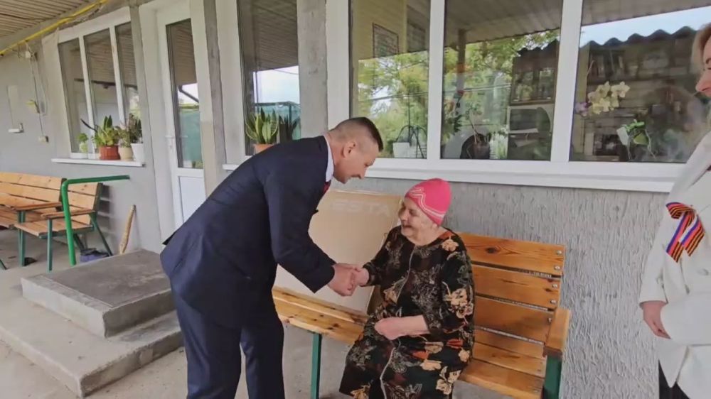 Подарки на День Победы. В День Победы глава Скадовского округа Александр Дудка совместно с представителями администрации передал от 328-го десантно-штурмового полка ветеранам Великой Отечественной войны Скадовска Анне...