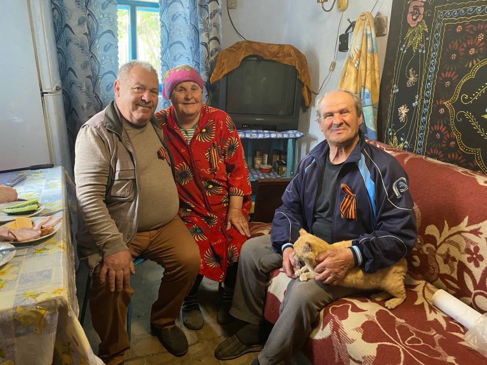 Ко Дню Победы в Дмитровке детям войны и пожилым жителям были вручены продуктовые наборы, подготовленные к 80-летию Победы