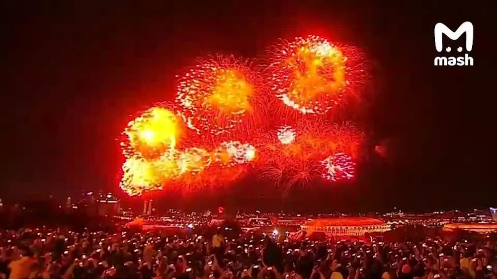 Праздничный салют в честь Дня Победы прогремел в Москве! Разноцветные искры летели сразу из десятков точек столицы одновременно, а тысячи людей снимали и наблюдали