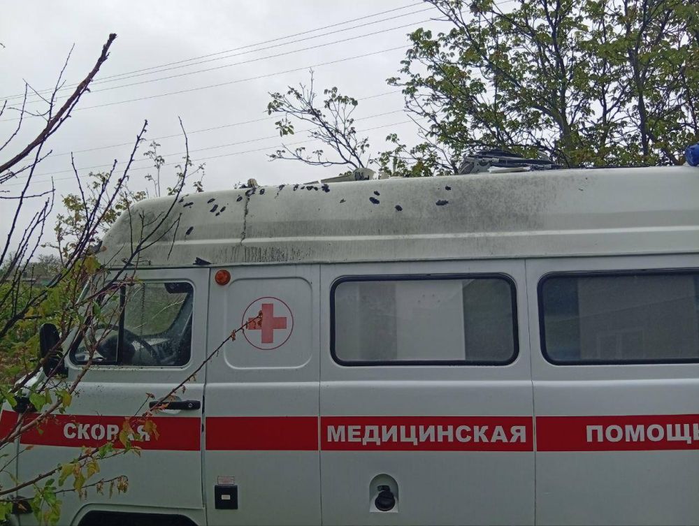 Последствия обстрела боевиков ВСУ машины скорой помощи в Новой Збурьевке