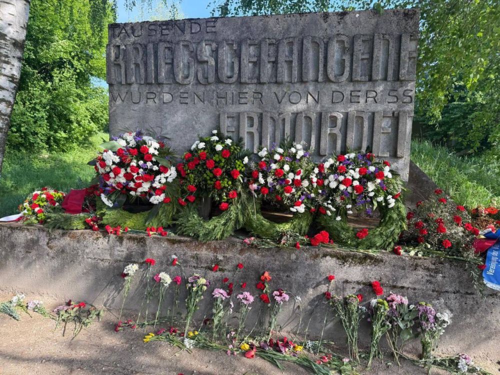 С венков у мемориала Дахау срезали российские и белорусские ленты