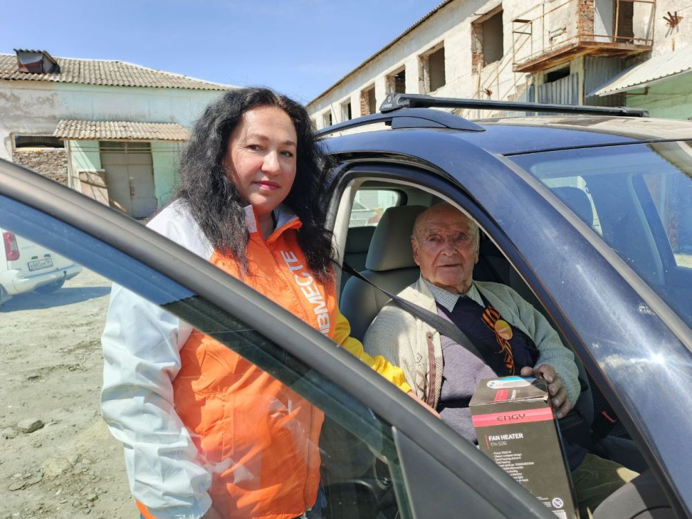 Волонтеры регионального штаба "Мы вместе" передали письма от школьников и подарки ребенку Великой Отечественной войны