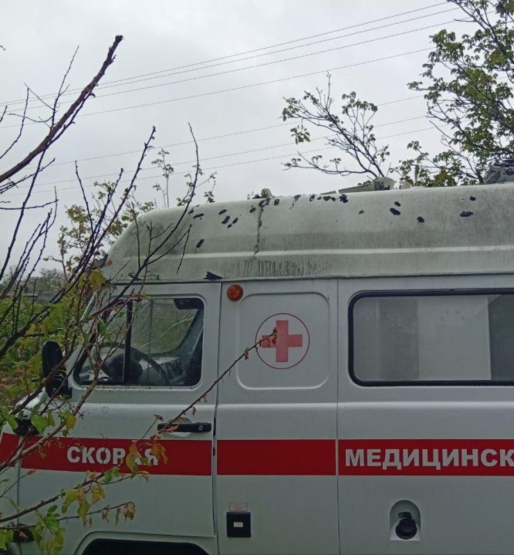 Кадры последствий атаки ВСУ на машину скорой помощи в Новой Збурьевке