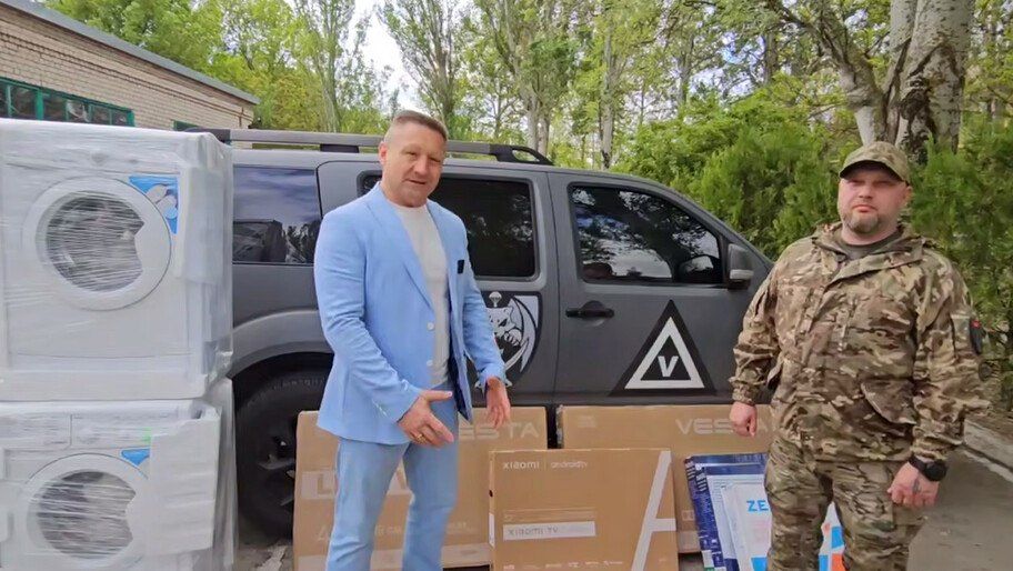 Военнослужащие ко Дню Победы вручили ветеранам Скадовска бытовую технику