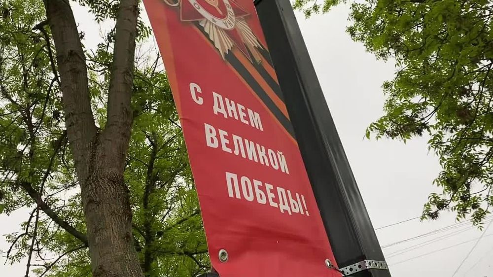 В День Победы волонтерами Молодой Гвардии Единой России был организован сбор пожеланий участникам СВО на огромном баннере-конверте