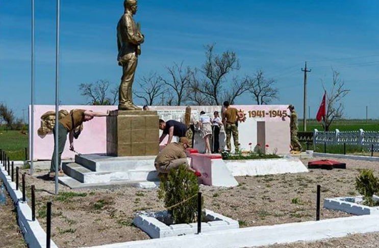 Бойцы специальной военной операции восстановили памятник Неизвестному Солдату в Новотроицком округе