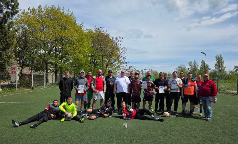 Футбол в честь Дня Победы. Открытый кубок по футболу, посвящённый Дню Победы, состоялся в пгт Лазурное и стал настоящим праздником для всех любителей спорта