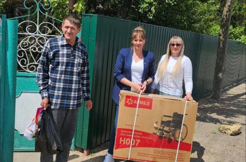 Депутат Херсонской областной Думы от партии «Единая Россия» передала жительнице села Великие Копани новую инвалидную коляску