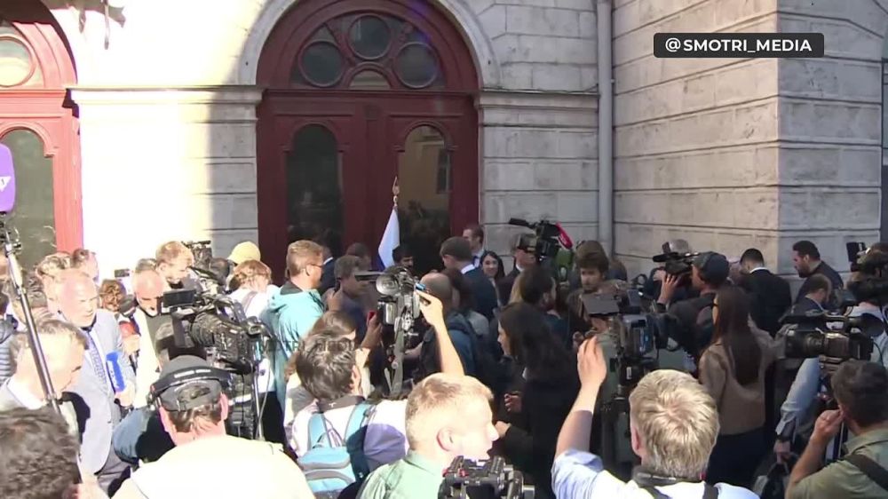 Владимир Мединский не стал отвечать на вопросы журналистов после сделанного заявления