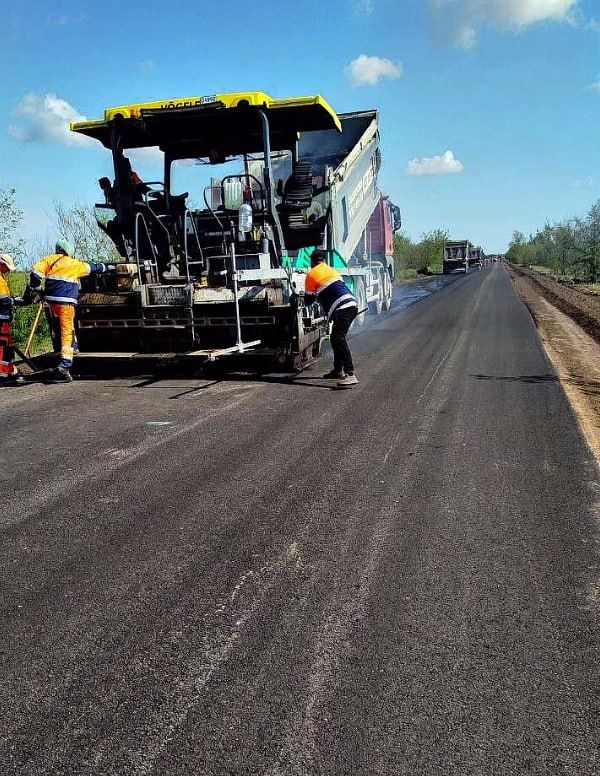 Укладка верхнего слоя асфальтобетонного покрытия началась на дороге, соединяющей Нижние Серогозы и Верхний Рогачик