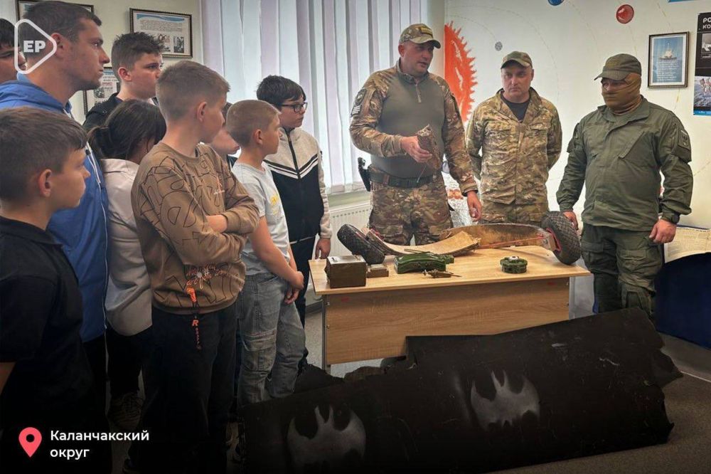 Бойцы СВО вместе с активистами партии «Единая Россия» пополнили школьные музеи в Херсонской области экспонатами с передовой