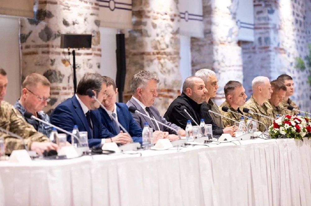 Во время переговоров в Стамбуле сбежали два участника украинской делегации: переводчик Головко и помощник-секретарь Самойленко