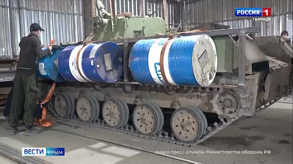 Ремонтная рота одного из отдельных десантно-штурмовых батальонов показала как военнослужащие на Херсонском направлении в полевых условиях обслуживают и ремонтируют бронетехнику