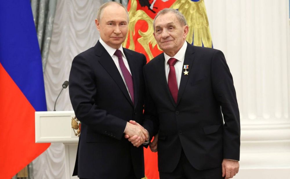 Президент Владимир Путин лично вручил Звезду Героя херсонцу Владимиру Харлану