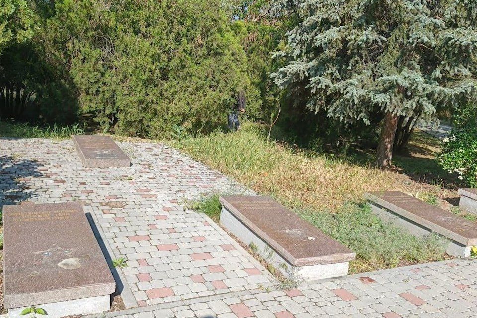 Глумиться над памятью не позволим: в парке Славы Новой Каховки похитили звезды с мемориала воинам-освободителям