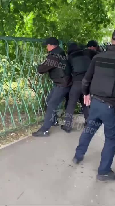 В Одессе полицейские применили грубую силу для задержания местного жителя в рамках кампании по принудительной мобилизации