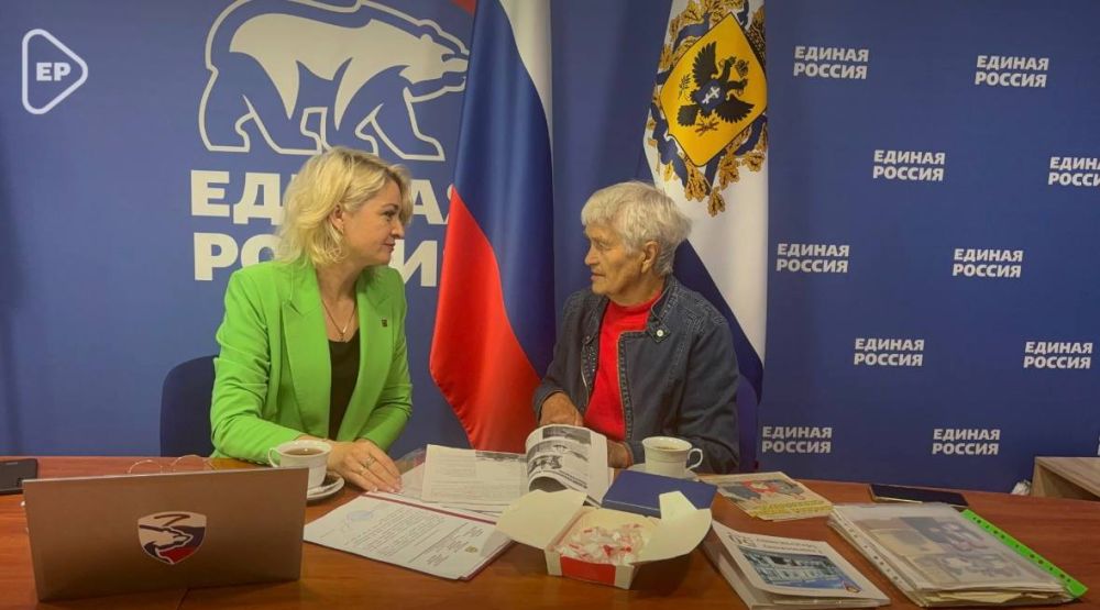 Депутат областной Думы от «Единой России» Оксана Мороз в региональном отделении партии встретилась с почетной жительницей Геническа