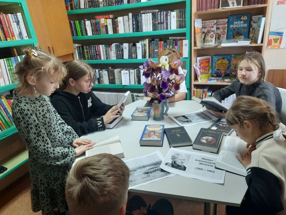 «Хотелось писать о народе»: в библиотеках Генического МО открылись тематические выставки к 120-летию Михаила Шолохова