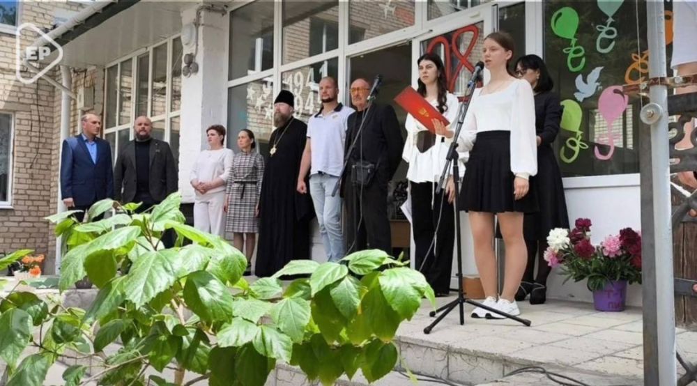 Секретарь местного отделения партии «Единая Россия», глава Алешкинского округа Руслан Хоменко принял участие в открытии мемориальной доски в честь кавалера Ордена Мужества Дениса Дымченко