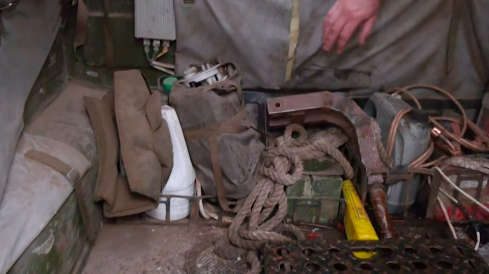 Боец не заметил попадания мины в кузов и целый день возил ее в машине