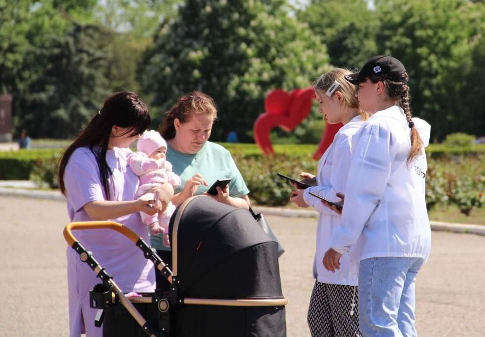 В Чаплинском округе волонтеры помогают проголосовать за проекты благоустройства в рамках ФКГС