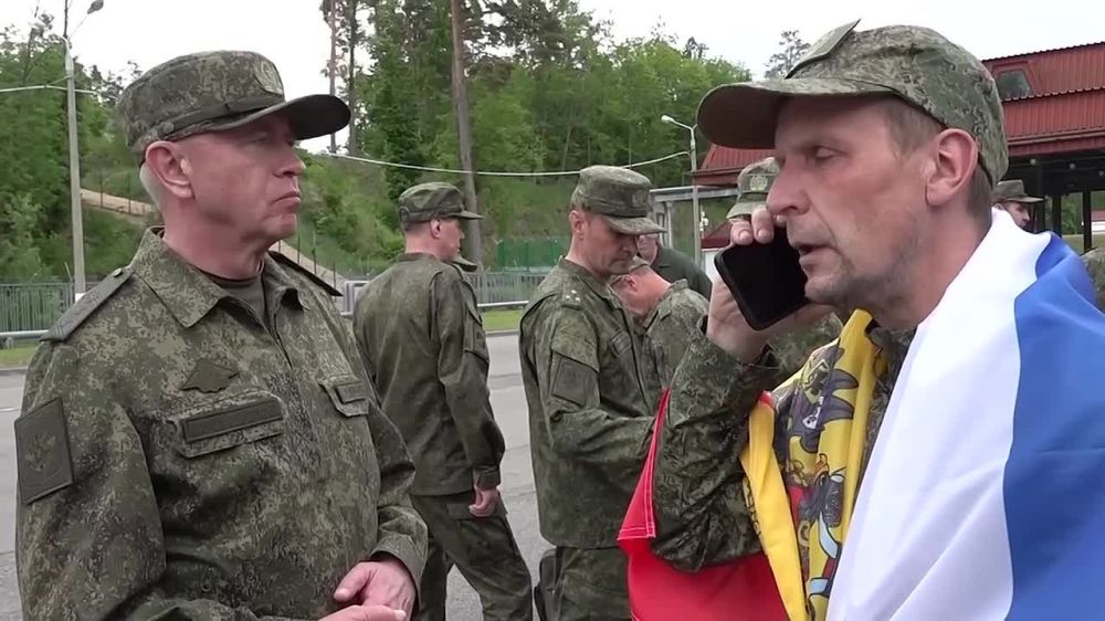 Вернувшиеся из украинского плена бойцы смогли связаться со своим семьям