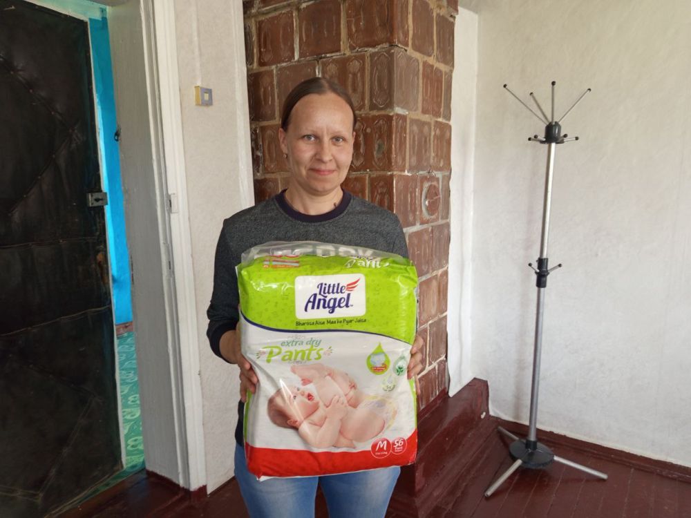 Благотворительный фонд "Лепта" передал памперсы и детскую коляску для малышей сел Чернянского территориального отдела