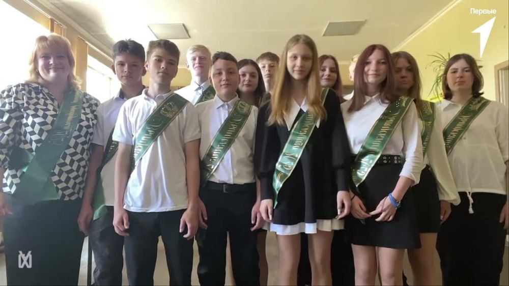 Активисты Движения Первых сегодня празднуют последний звонок