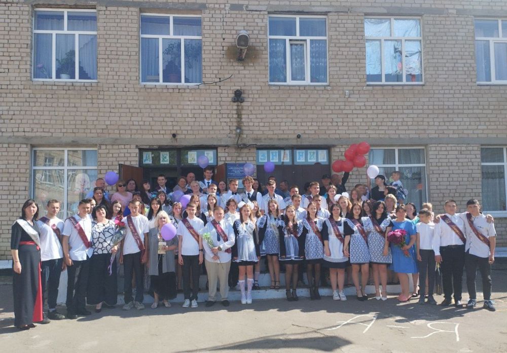Сегодня в ГБОУ ХО "Рубановская школа Великолепетихского района" прозвучал "Последний звонок", ознаменовавший начало нового этапа в жизни выпускников 9 и 11 классов